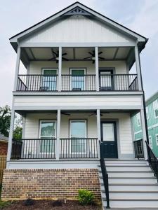 Cette grande maison blanche dispose d'un balcon. dans l'établissement Luxury 4 Bedroom Home and private deck by MCG 6, à Augusta