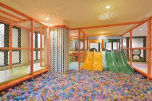 礁溪鄉的住宿－宜蘭礁溪福朋喜來登酒店，充满了大量球的游戏室