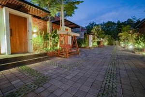 un patio vacío de una casa con puerta de madera en Villa Bulan Bali, en Jimbaran