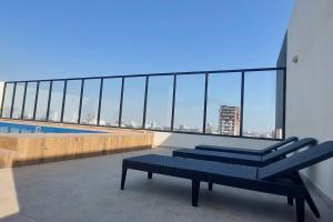 a balcony with a view of a swimming pool at Lujoso Dpto. en zona privilegiada. Amá Santa Cruz! in Santa Cruz de la Sierra