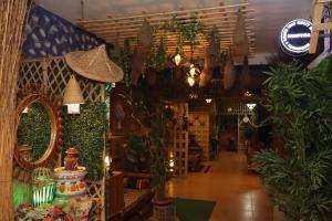 una tienda con plantas y espejos y un pasillo en Green Leaf Guest House ColIege Road Sreemongal, en Sreemangal