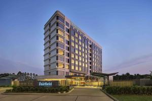 een hoog gebouw met een hotelbord ervoor bij Fairfield by Marriott Jakarta Soekarno-Hatta Airport in Tangerang