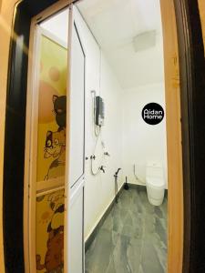 Ένα μπάνιο στο AIDAN HOME 1 Private Indoor Pool