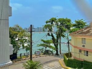 eine leere Straße neben einem Gebäude mit Blick auf das Wasser in der Unterkunft Moderno Vista Mar - AR | Piscina | Vaga Garagem in São Vicente