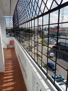 einen Balkon mit Blick auf einen Parkplatz in der Unterkunft Mombasa , Kenya 2 bedroom Master Ensuite in Mombasa