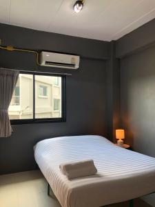 Yimwhan Hostel & Cafe Ayutthaya客房内的一张或多张床位