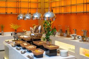 a buffet in a restaurant with baskets of food at Guangzhou Baiyun Airport COCO Hotel T2 Terminal Store Canton Fair Free Shuttle Bus in Huadu