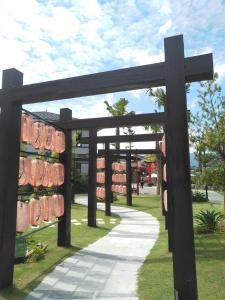 eine Holzkonstruktion mit einem Kreuz auf dem Gras in der Unterkunft Sun Villa Thanh Liên Wyndham Vườn Vua Resort & Villas in Ðồng Phú
