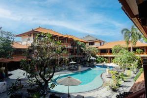 een uitzicht op een hotel met een zwembad bij Wina Holiday Villa Kuta Bali in Kuta