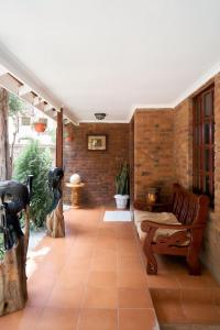 uma sala de estar com um banco e uma parede de tijolos em Olive Home Arusha em Nasulo