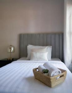 uma cesta de toalhas em cima de uma cama em Olive Home Arusha em Nasulo
