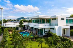 Piscina de la sau aproape de Luxury Modern 6 Bed Private Pool Villa LLW