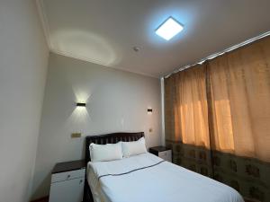 En eller flere senger på et rom på Khan Hotel Ulaanbaatar