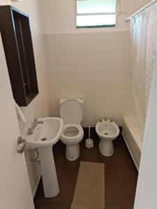 a bathroom with a toilet and a sink at Insuperable depto en san telmo. in Buenos Aires