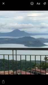タガイタイにあるSmdc wind residences tower 1 condoの水と山の景色