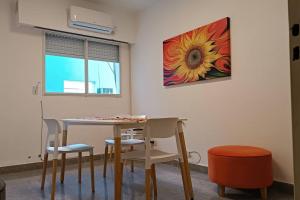 a dining room with a table and chairs and a painting at Insuperable depto en san telmo. in Buenos Aires