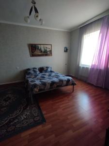1 dormitorio con 1 cama en una habitación con ventana en Guest House Ed&Er en Argavand