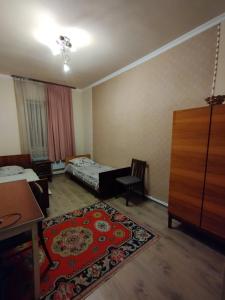 Pokój z sypialnią z łóżkiem i dywanem w obiekcie Guest House Ed&Er w mieście Argavand