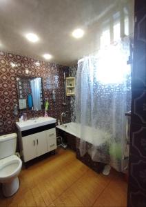 y baño con aseo, lavabo y ducha. en Guest House Ed&Er, en Argavand