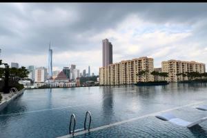 une vue sur une grande étendue d'eau avec des bâtiments dans l'établissement Sentral Suites Kuala lumpur By Leyla, à Kuala Lumpur