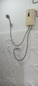 una bobina de ducha con perlas blancas en el suelo en Pai sunrise camping resort, en Pai