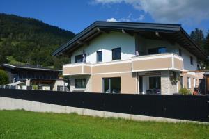 ein Haus mit einem schwarzen Zaun davor in der Unterkunft Ferienappartement Rettenschöss in Rettenschöss