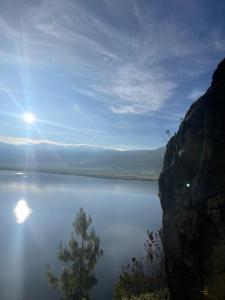 Blick auf einen großen Wasserkörper in der Unterkunft Madervillhospedaje in Aquitania