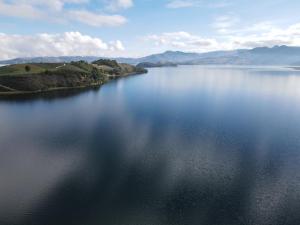 阿基塔尼亞的住宿－Madervillhospedaje，一大片水体的空中景观