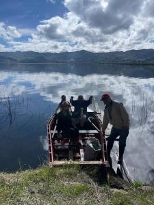 un grupo de personas en un barco en el agua en Madervillhospedaje, en Aquitania