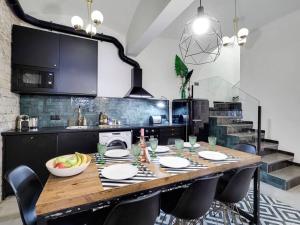 cocina con mesa de madera con sillas y barra en Townhouse with private terrace and 4 Bedrooms, en Hospitalet de Llobregat