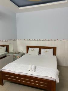 um quarto com uma cama com duas toalhas em Thanh Bình 2 Hotel em Ho Chi Minh