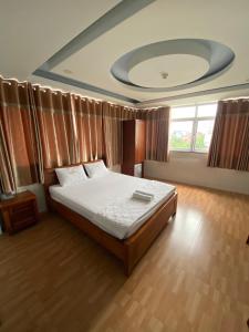 um quarto com uma cama grande num quarto em Thanh Bình 2 Hotel em Ho Chi Minh