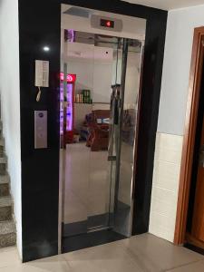 um elevador de vidro num quarto com um átrio em Thanh Bình 2 Hotel em Ho Chi Minh