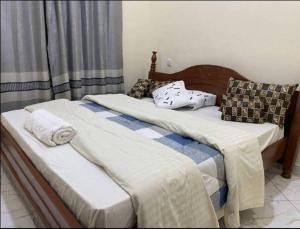 dos camas sentadas una al lado de la otra en un dormitorio en Heritage Accommodation, en Kigali