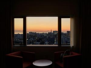 een raam in een kamer met uitzicht op de stad bij Mitsui Garden Hotel Chiba in Chiba