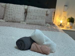 um bicho de peluche deitado em cima de uma cama em Eden Lodge em Auckland
