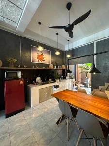 cocina con mesa y ventilador de techo en ฝันดี Fandicottage en Betong
