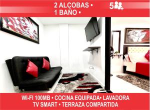 um poster de uma sala de estar com um sofá preto e almofadas vermelhas em Edificio Victory Medellin - Apartamentos Acogedores y Equipados 100MB Wi-Fi, Central & Terraza Compartida em Medellín