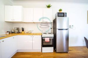 Nightcliff Nest - Stylish 2BR Apt Near Foreshore的厨房或小厨房