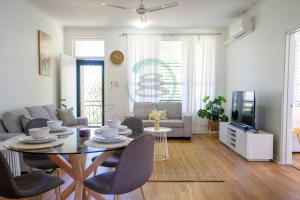 Nightcliff Nest - Stylish 2BR Apt Near Foreshore的休息区