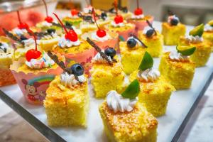 a bunch of food on a buffetasteryasteryasteryasteryasteryasteryasteryasteryastery at Guangzhou Baiyun Airport COCO Hotel T2 Terminal Store Canton Fair Free Shuttle Bus in Huadu