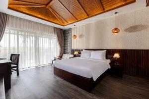 Giường trong phòng chung tại Athena Premier Resort Ninh Bình