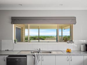 Η κουζίνα ή μικρή κουζίνα στο The Dunes Pet Friendly Beachfront Family Retreat Busselton