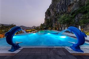 una piscina en el complejo con agua azul en Athena Premier Resort Ninh Bình, en Ninh Binh