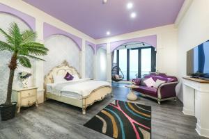 大同的住宿－太平山好望角景觀別墅，一间卧室配有一张特大号床和紫色天花板