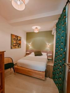 1 dormitorio con 1 cama y cortina verde en Ramla Valley Vista in Nadur Gozo, en Nadur