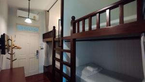 - une chambre avec des lits superposés et une porte dans l'établissement Lana Beds & Space, à Chiang Mai