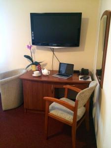 Televízia a/alebo spoločenská miestnosť v ubytovaní Hotel pod Wierzba