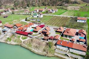 una vista aérea de una casa junto a un río en Mini 1 apartman Nature Connection Drina, en Bajina Bašta