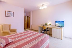 Televízia a/alebo spoločenská miestnosť v ubytovaní Hotel Sausa